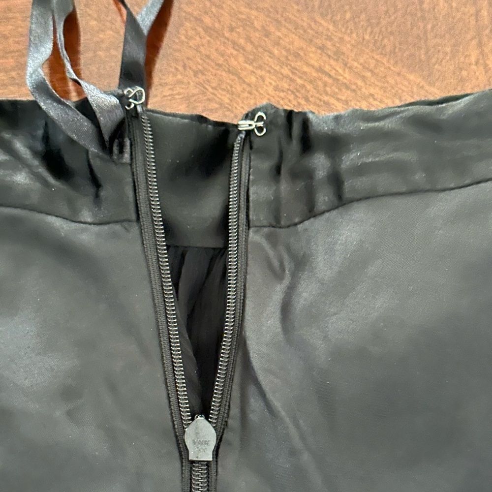 Banana Republic Women’s drapey asymmetrical midi 100% silk size 2 in black new - Picture 4 of 6